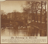 83795 Gezicht op de Tolsteegbrug over de Stadsbuitengracht te Utrecht, uit het zuidoosten.